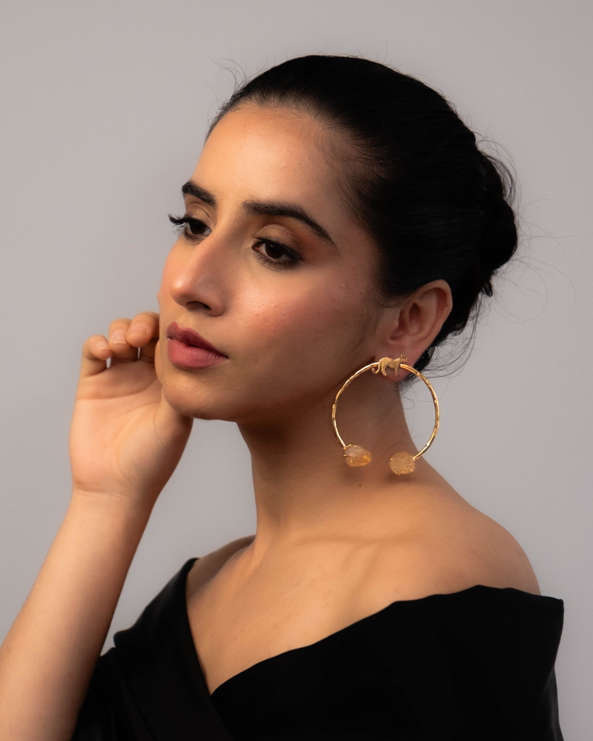 These Harmony Drops are the perfect choice! Measuring at 2.5 inches in both drop and width, these earrings are made of brass and feature stunning semi-precious stones. Add a touch of elegance to any outfit with these beauties. Our Contemporary Collections feature high-quality brass materials and are adorned with beautiful semi precious stones such as baroque, mop, citrine, quartz, and amethyst.