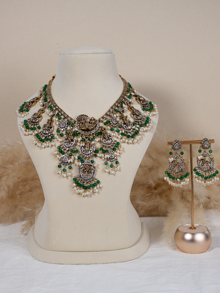 Aarna - Necklace with Earrings