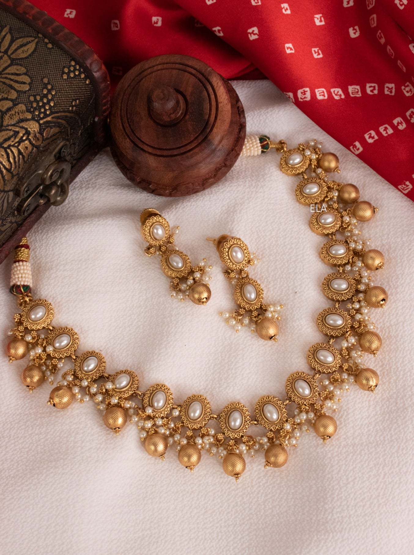 Kemp Oval Neckpiece - White