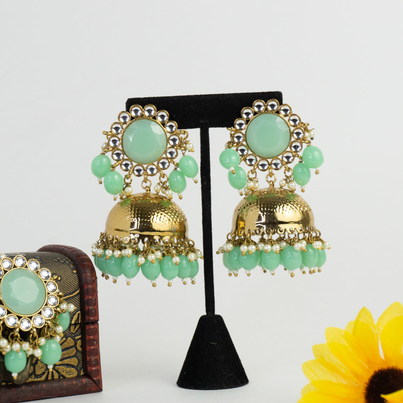 Jhumkas légers de couleur dorée