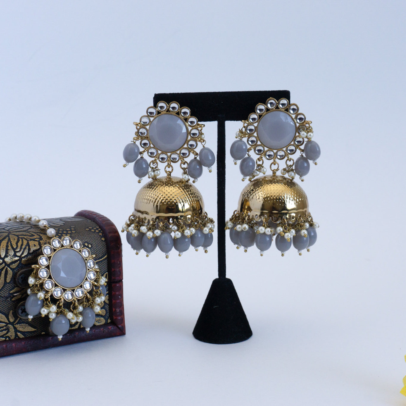 Jhumkas légers de couleur dorée