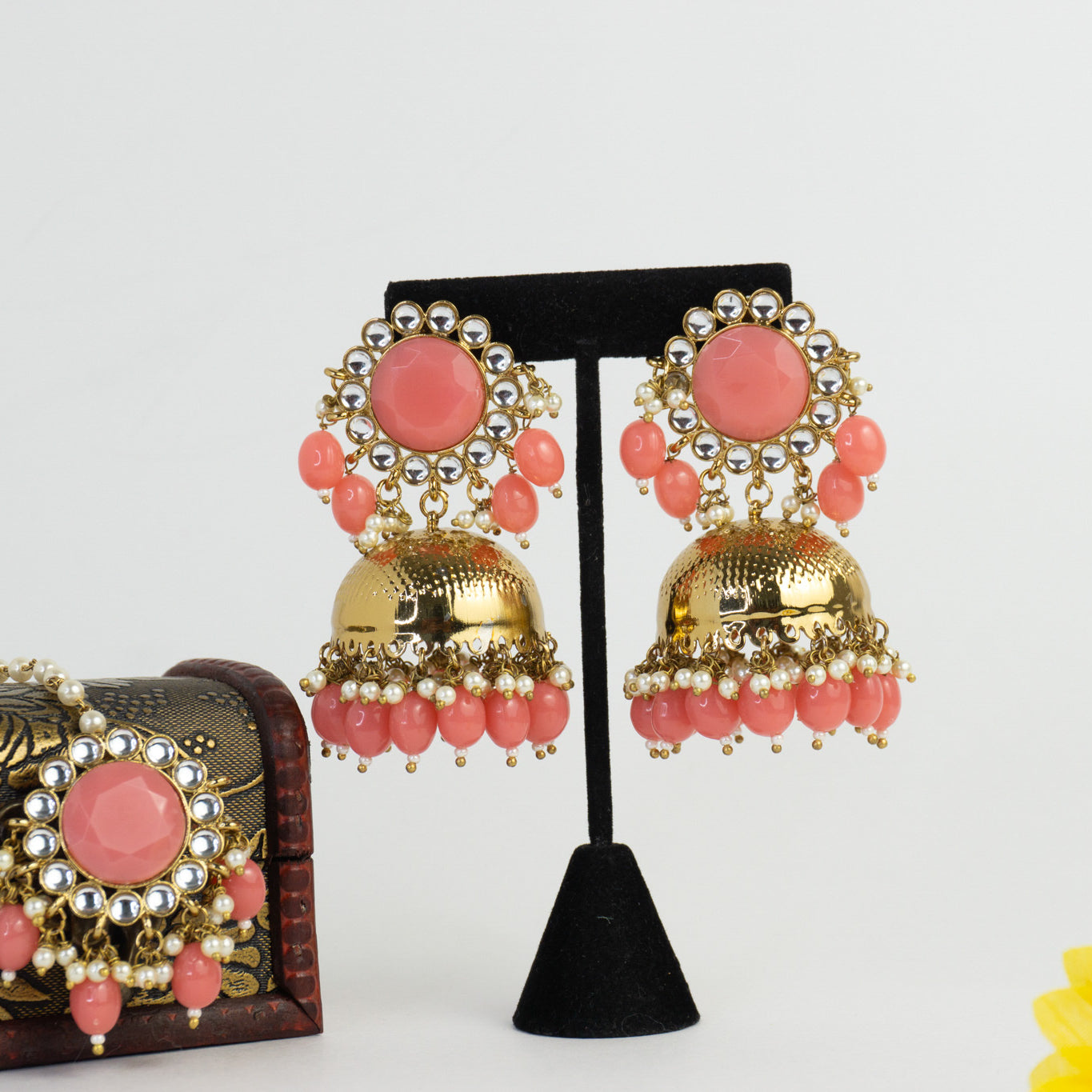 Jhumkas légers de couleur dorée