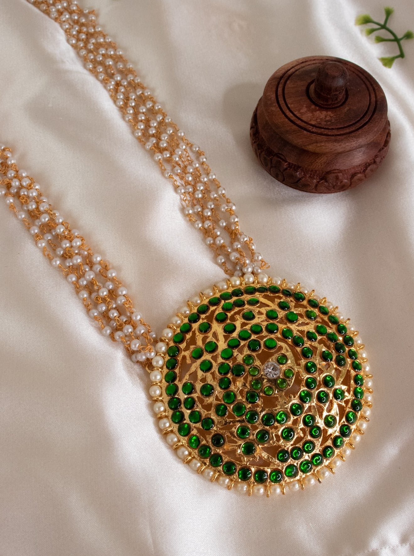 Round Pendant Neckpiece With Long Pearl Chain - Green