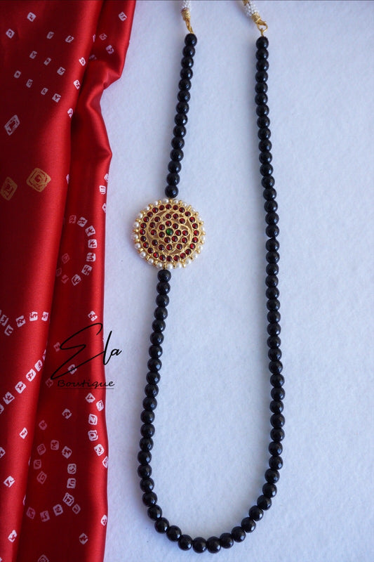 Long Kemp Neckpiece With Agates Beads
